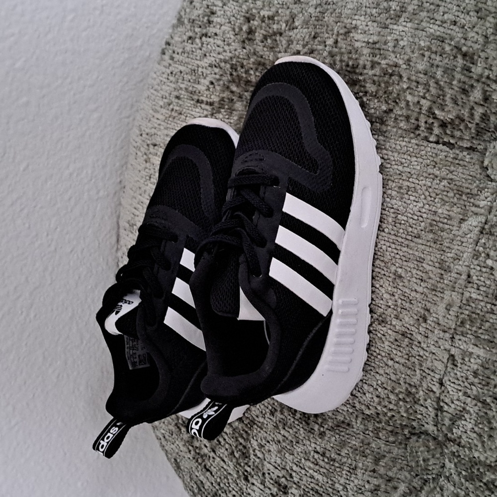 Adidas original boys sneakers size 7k